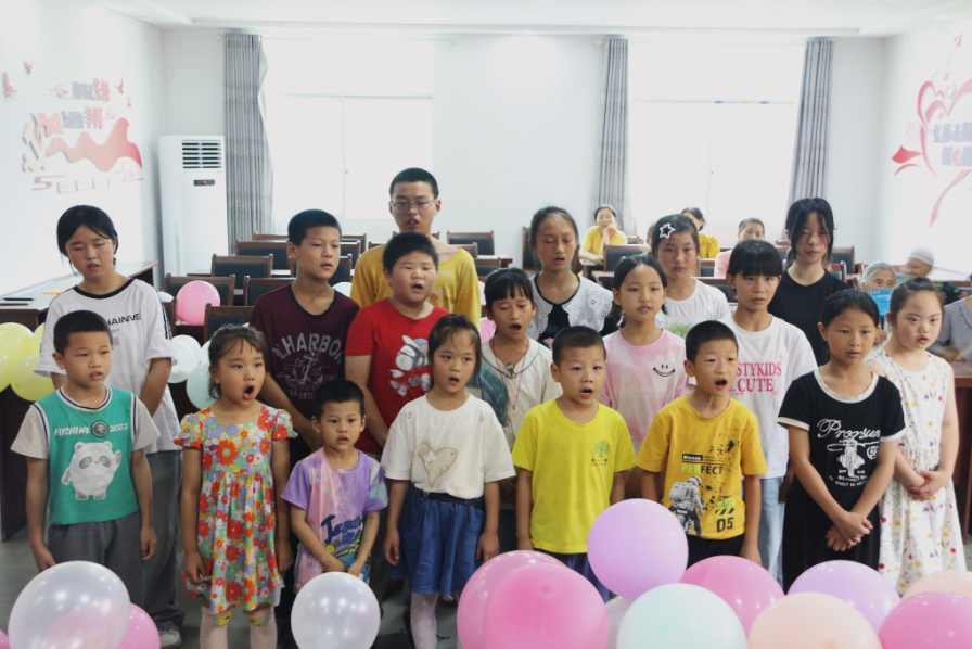 携手童心·与留守儿童共绘欢乐