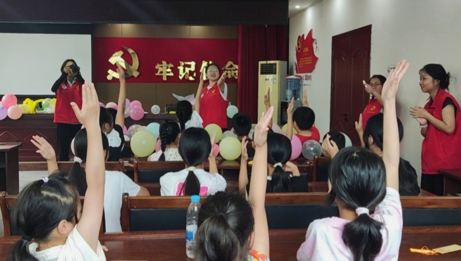 携手童心·与留守儿童共绘欢乐