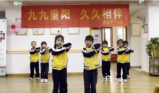 【美趣·时刻】萌娃庆重阳，同乐传递爱——杭州市德胜东村幼儿园重阳节活动